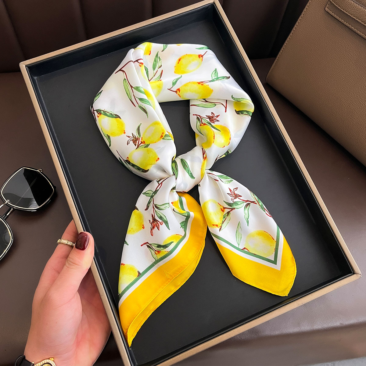 Luxury Bags Yellow - Bufanda de seda cuadrada con estampado