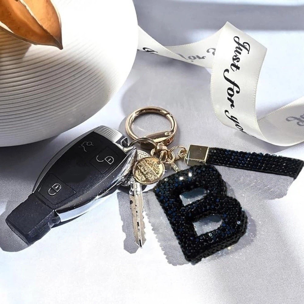 Luxury Bags Yellow - Exquisito Llavero con Letra de Amuleto